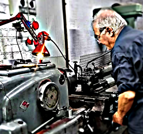 Giuliano mentre lavora al tornio